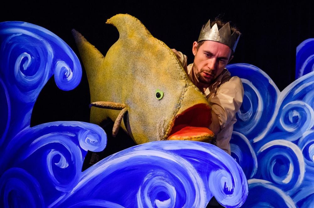 Dem nicht ganz naturgetreuen, dafür aber bühnentauglichen Butt haucht Schauspieler Jörg Vogel für das diesjährige Weihnachtsmärchen des Theaters Naumburg „Fischer und seine Frau“ Leben ein.