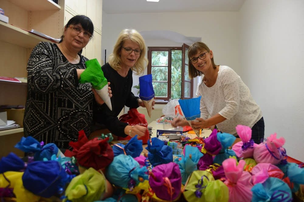 Jana Krämer, Anja Reckling und Dagmar Rittweger (v.l.) haben als ehrenamtliche Helfer für die Musikschule 100 Zuckertüten gebastelt und gefüllt.