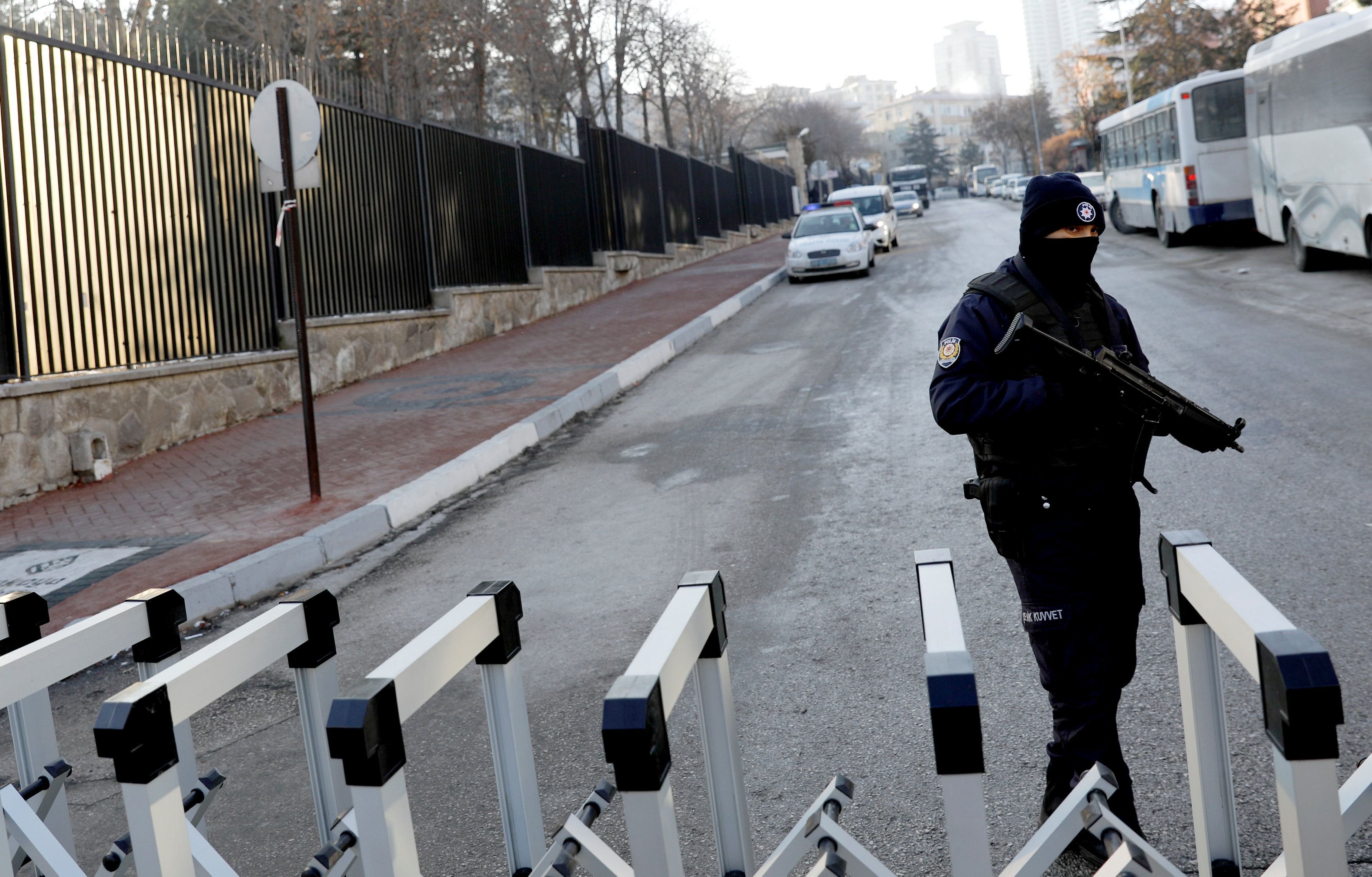 Ein türkischer Polizeibeamter vor der russischen Botschaft in Ankara.