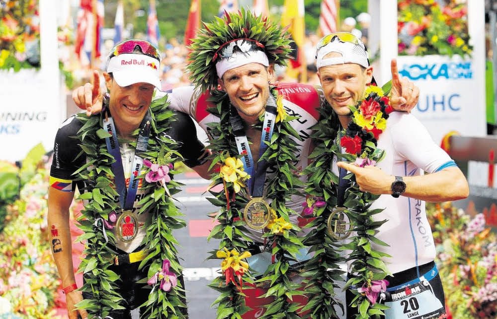 So sehen Sieger aus: Sebastian Kienle, Jan Frodeno und Patrick Lange (von links) mit ihren WM-Plaketten und -Kränzen.