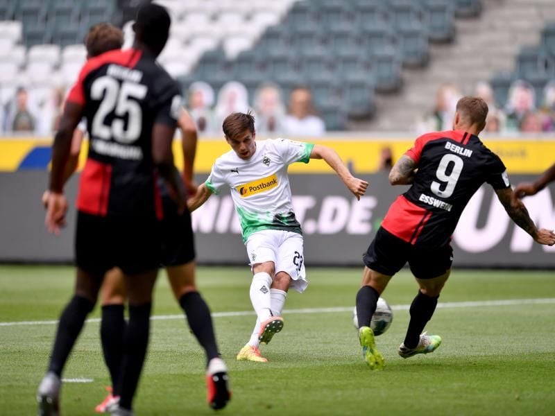 Jonas Hofmann (M) brachte Borussia Mönchengladbach mit seinem Tor auf Kurs Richtung Champions League. Foto: Marius Becker/dpa