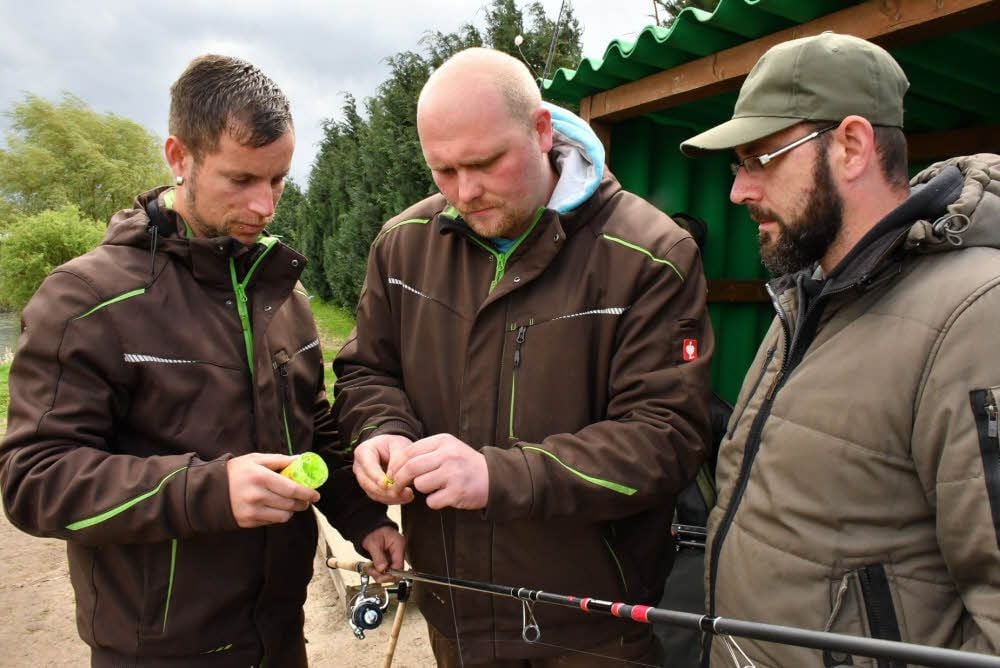 Markus Clauß (links) und Martin Falke geben Chris Schmoll (rechts) noch ein paar Tipps.