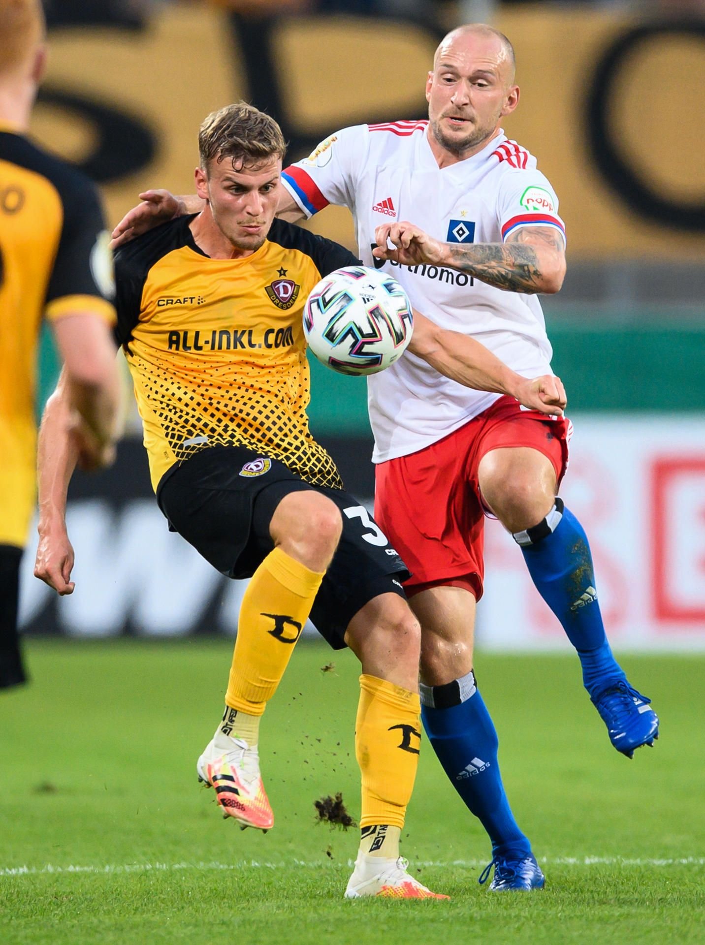 DFB-Pokal, SG Dynamo Dresden - Hamburger SV: Dresdens Christoph Daferner (l.) im Zweikampf gegen Hamburgs Toni Leistner.