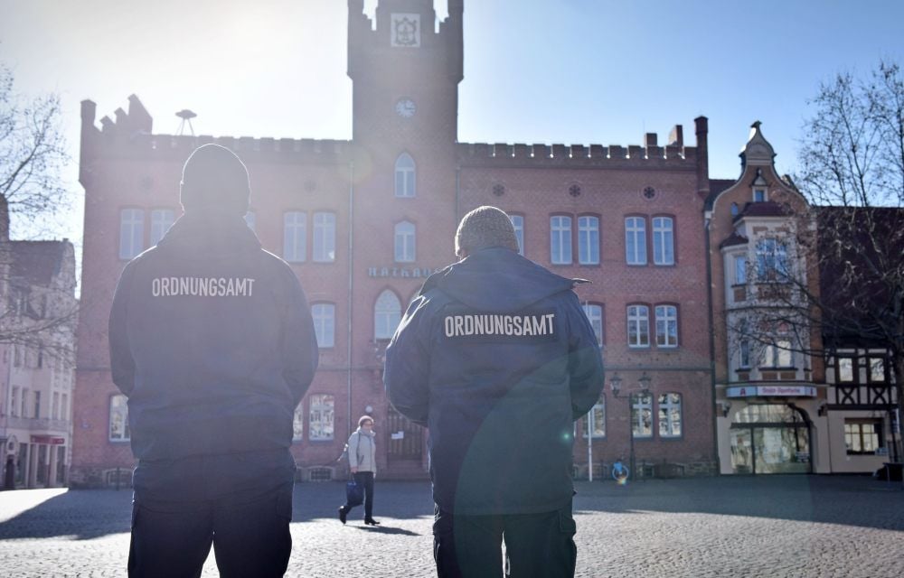 Mitarbeiter des Bitterfeld-Wolfener Ordnungsamtes haben am Montag mit ihren Kontrollen in der Stadt begonnen.