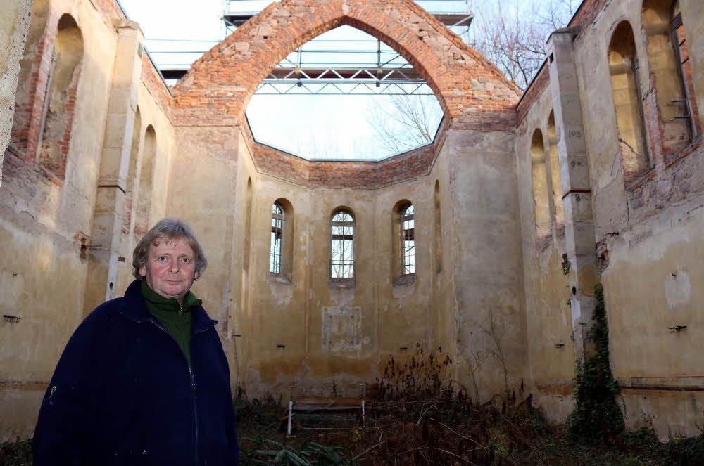 Hans-Dieter Skusa im Inneren der Reinsdorfer Kirche: Während der Giebel gesichert wird , ist der Boden mittlerweile von Pflanzen überwuchert.