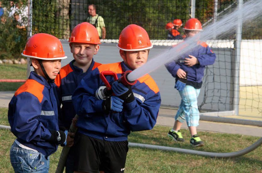 Die Jungen und Mädchen der Arbeitsgemeinschaft „Schweinitzer Flori-Kids“ zeigen, was sie als Nachwuchsfeuerwehrleute bislang bei ihren Treffen so alles gelernt haben.