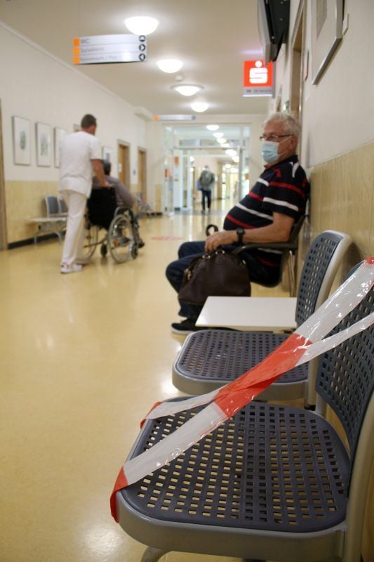 Ein abgesperrter Stuhl auf dem Flur des Martha-Maria-Krankenhauses soll dazu beitragen, dass der Mindestabstand eingehalten wird. Besucher müssen innerhalb des Hauses einen Mund-Nase-Schutz tragen. Immerhin dürfen Patienten in allen halleschen Krankenhäusern nun wieder täglich Besuch empfangen.