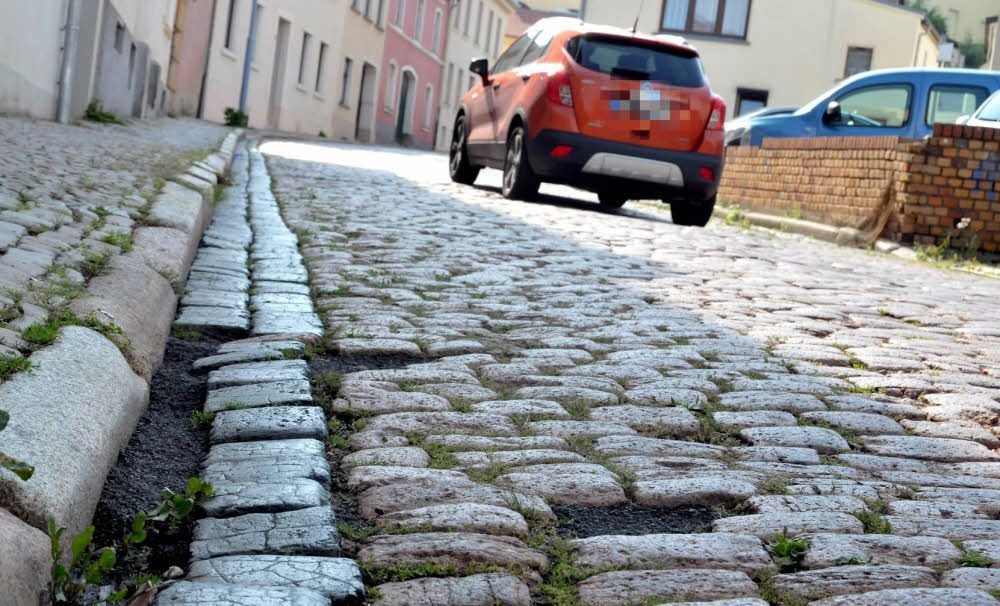 Dieses Bild gehört bald der Vergangenheit an: Der holprige Kugelweg in Bernburg wird ab dem kommenden Jahr ausgebaut.