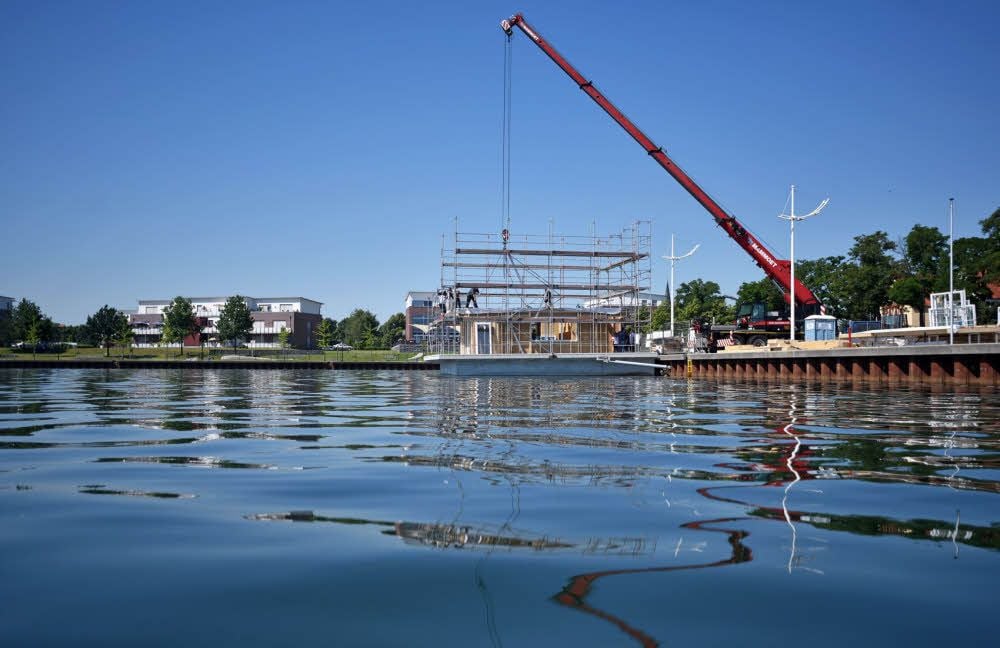 Im Stadthafen wird gerade ein schwimmendes Haus errichtet.
