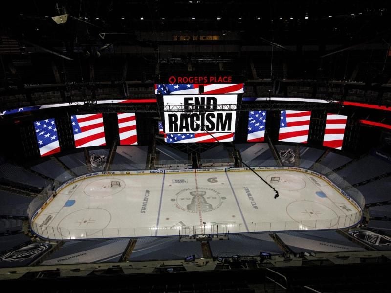 „End Racism”: Klare Botschaft auf einer Anzeigetafel der NHL. Foto: Jason Franson/The Canadian Press/AP/dpa