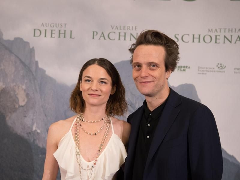 August Diehl und Valerie Pachner bei der Premiere von „Ein verborgenes Leben” in Berlin. In Terrence Malicks Drama sind sie Mann und Frau. Foto: Jörg Carstensen/dpa