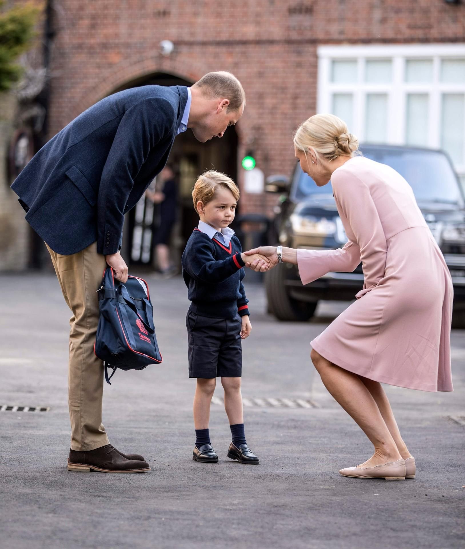 Einschulung September 2017: Prinz William stellt seinen Sohn George am seiner Direktorin vor.
