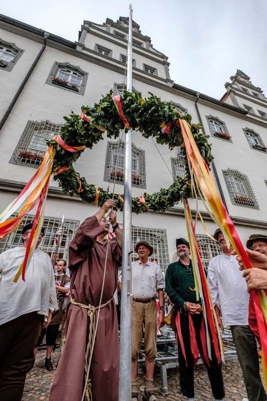 Andreas Puppig vom Gesangsverein zog den Kranz in die Höhe.