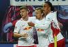 Leipzigs Timo Werner, Emil Forsberg und Yussuf Poulsen (v.l.) freuen sich über das 1:0 durch Forsberg.