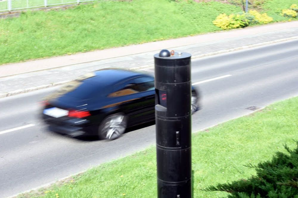 Der Traffistar S350 von Jenoptik steht unter anderem an der B91 in Theißen (Burgenlandkreis).