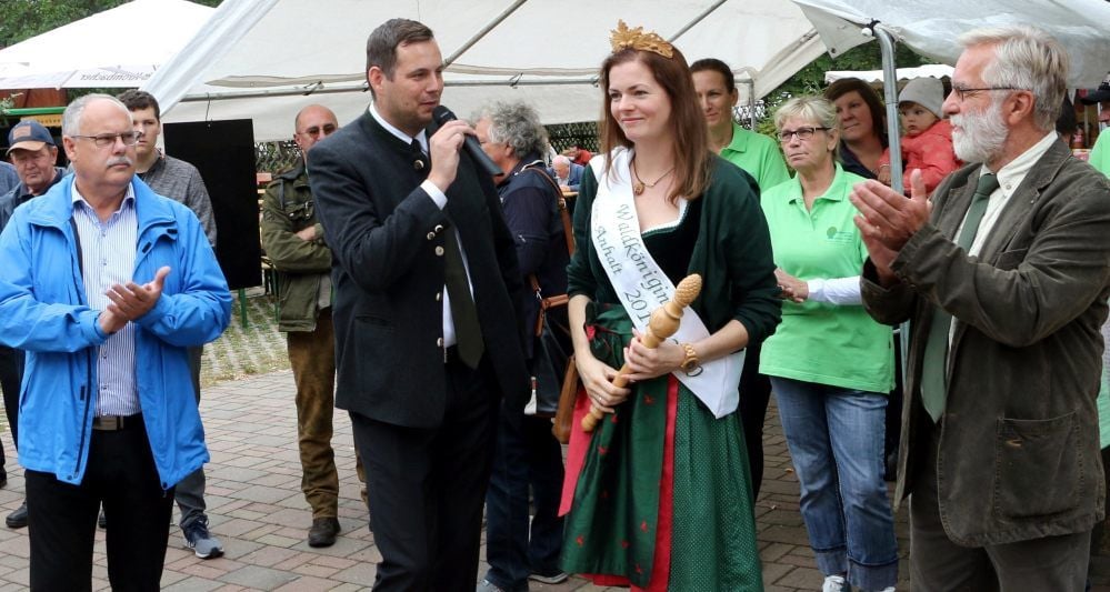 Der bisherige Leiter des Betreuungsforstamtes Annaburg (rechts), Frank Ackermann, hat gemeinsam mit seinem potentiellen Nachfolger Philipp Nahrstedt (mit Mikrofon), der Waldkönigin von Sachsen-Anhalt, Christiane Heinrichs-Vogel, und Annaburgs Bürgermeister Klaus-Rüdiger Neubauer den Tag der offenen Tür eröffnet.