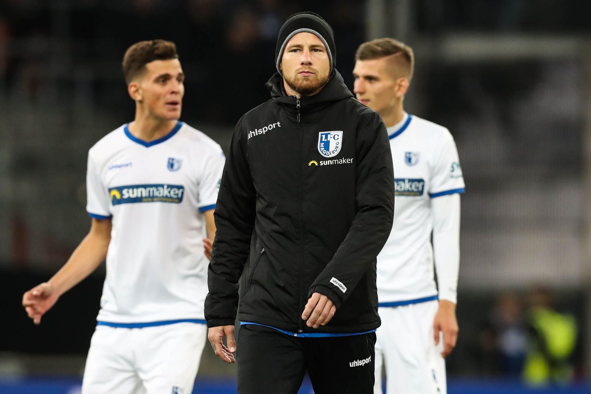 Timo Perthel (FCM, vorn) verwandelte gegen Ammendorf einen Elfmeter zum 3:0. Magdeburg kämpfte mit zähen Gastgebern und dem holprigen Geläuf. Erst nach zwanzig Minuten erarbeitete sich der Favorit ein Übergewicht