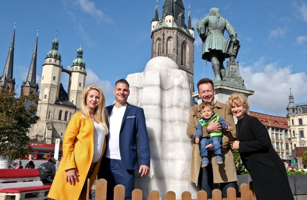 Tanztrainer Marcus Eichelmann (2.v.l.) will zum Salzfest gemeinsam mit Partnerin Olga Hermann (l.) und seinen Eltern Dirk und Nicole Eichelmann einen Weltrekordversuch im Discofox starten. Über 900 Anmeldungen liegen schon vor. Und sogar Baby Friedrich tanzt mit.