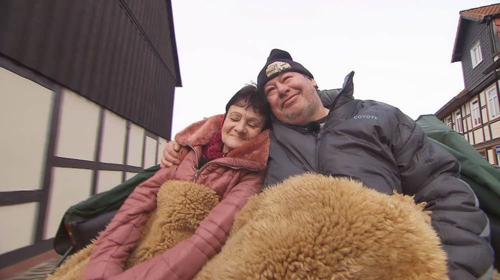 Sigrid und Reinhold von „Bauer sucht Frau“ bei einer romantischen Kutschfahrt im Harz.