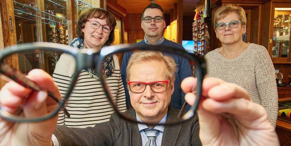 Ralf Hüfner (vorn) und sein Team vom Optiker-Fachgeschäft: Steffi Knechtel (links), Ingo Peter und Ilona Grunert.