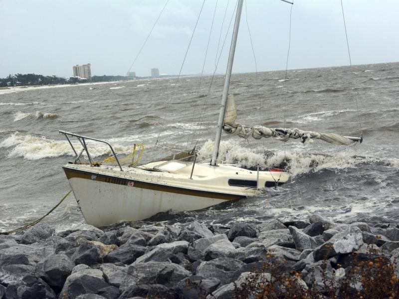 Ein Segelboot ist nahe Biloxi am Golf von Mexiko gestrandet.