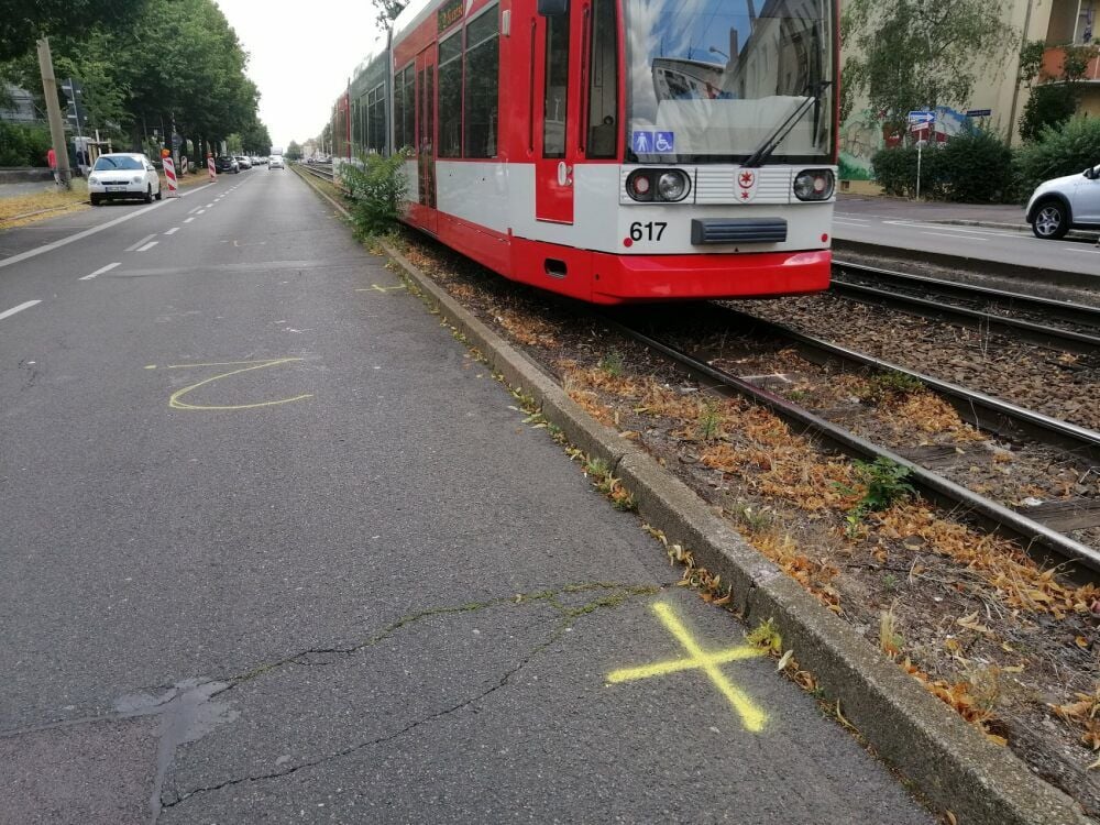 Markierungen der Polizei erinnern in der Vogelweide noch an den tödlichen Unfall vom Wochenende.