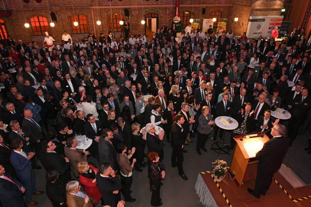 Über 800 Gäste sind der Einladung von Landrat Götz Ulrich zum Neujahrsempfang des Burgenlandkreises im Freyburger Lichthof gefolgt.