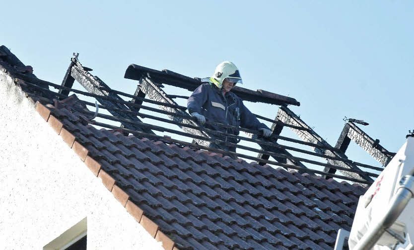 Die Feuerwehr hatte Dachziegel abnehmen müssen, um das Feuer zu löschen.