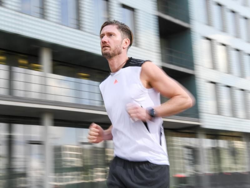 Nicht nur gesunde Menschen profitieren von Sport wie regelmäßigem Lauftraining. Gerade Menschen mit Einschränkungen wie Rheuma sollten regelmäßige Bewegung einplanen. Foto: Tobias Hase/dpa-tmn