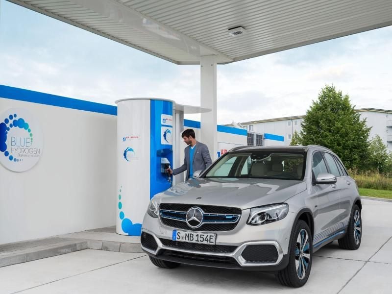 Wasserstoff-Tankstelle und Steckdose: Diese beiden Quellen soll der GLC Fuel Cell anzapfen können, wenn Mercedes erste Modelle des Brennstoffzellen-Autos auf den Markt bringt. Foto: Daimler AG