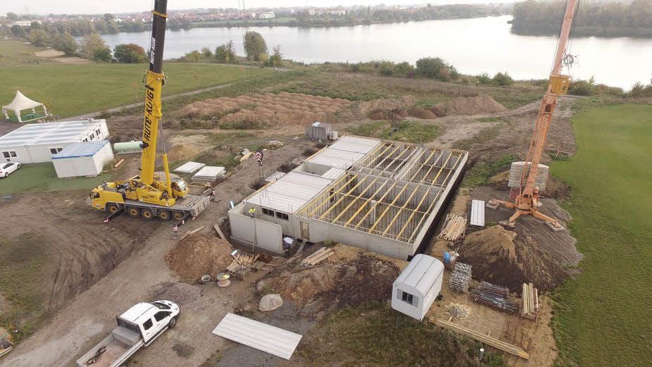 Die neue Gaststätte, das Clubhaus, wächst. Demnächst steht das Richtfest an. Die Eröffnung ist für Pfingsten 2018 geplant.