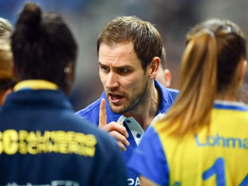 Die Volleyballerinnen des SSC Palmberg Schwerin mit Trainer Felix Koslowski sind erneut deutscher Meister. Foto: Uwe Anspach