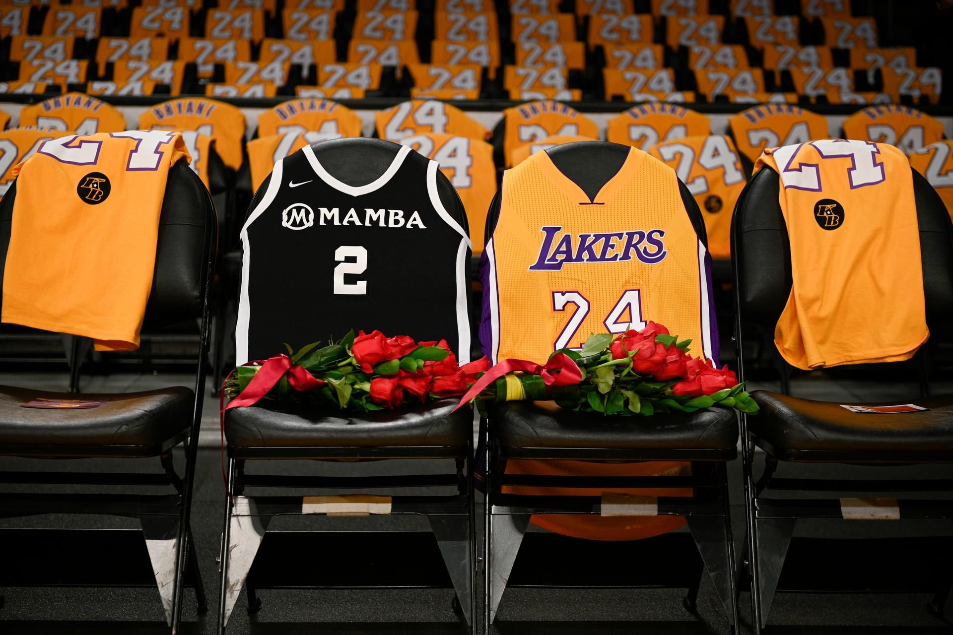 Die Trikots von Gianna und Kobe Bryant mit den Rückennummern 2 und 24.