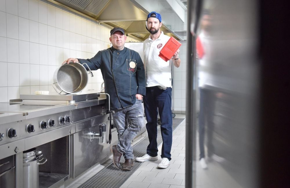 Küchenchef Tony Matthias und Geschäftsführer Thomas Frauendorf in der Küche von Steudel Catering in Pouch