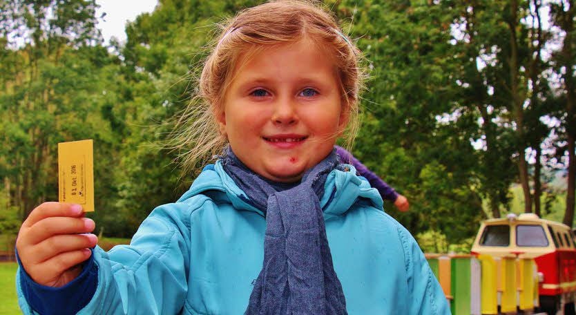 Lia Köhler aus Hettstedt zeigt stolz ihre Fahrkarte.