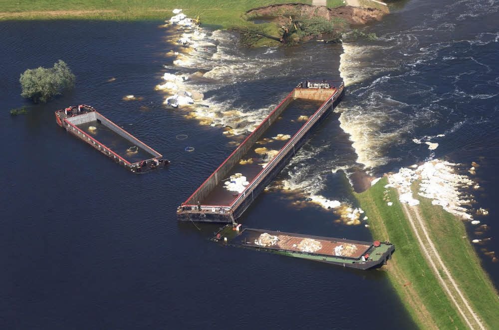 Spektakuläre Aktion bei Fischbeck während des Jahrhunderthochwassers 2013 an der Elbe: Lastkähne wurden gesprengt, um einen gebrochenen Deich provisorisch zu schließen.