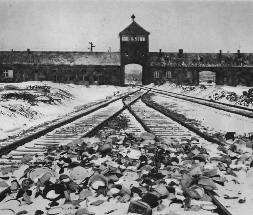 Die berüchtigte Rampe vor dem Eingang zum Vernichtungslager Auschwitz-Birkenau