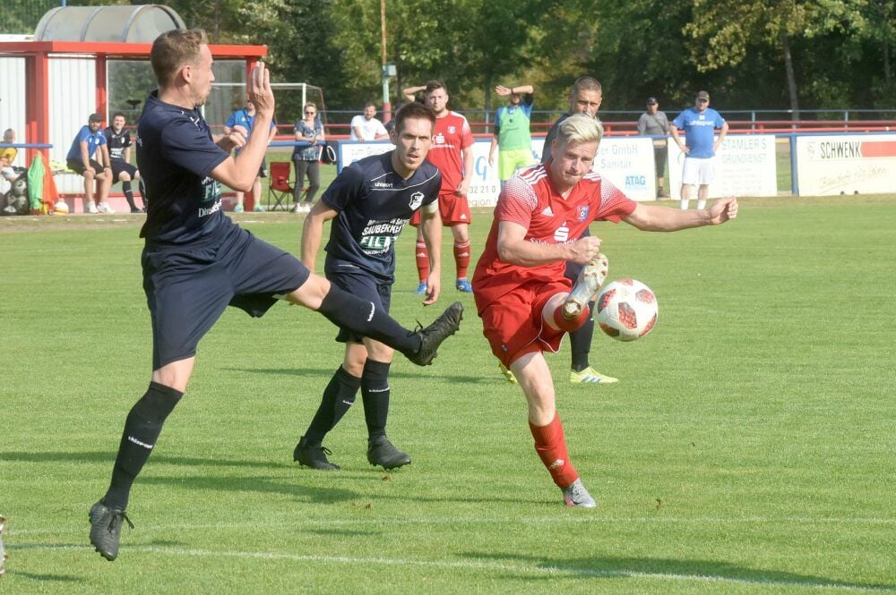 Tony Adam (rechts) hat Nienburg gegen Calbe in Führung geschossen.