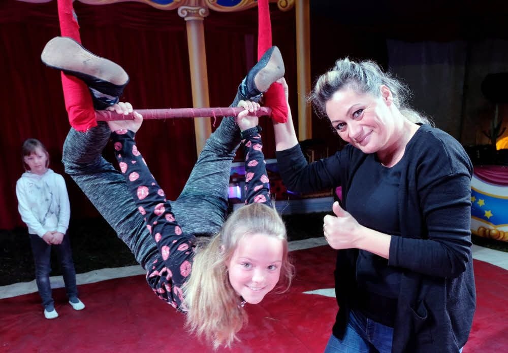 Leni Döring aus der dritten Klasse, hier mit Trainerin Heidi Rosner, ist die Nummer eins unter den Trapezkünstlern.