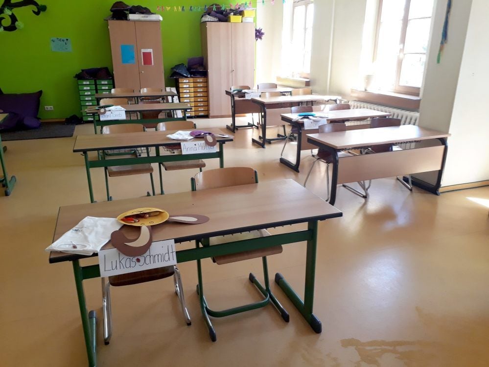 Wie in der Grundschule in Annaburg, haben die Schulen die Klassenzimmer ausgemessen, so dass die Schüler im Unterricht weit auseinander sitzen können. Jeder sitzt allein an einer Bank.