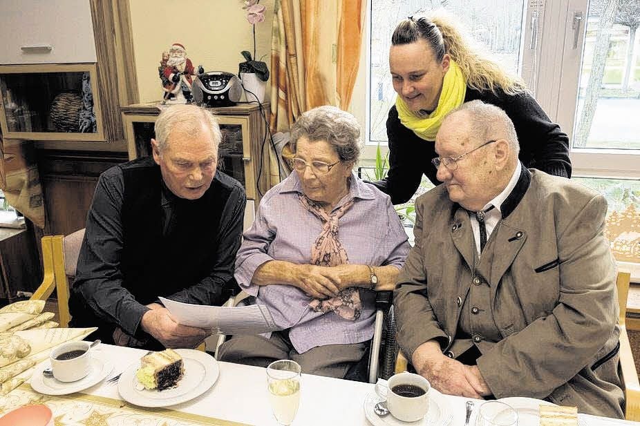 Anni und Udo Wurscher (rechts) haben vor 65 Jahren geheiratet und feierten am Freitag in kleiner Runde ihr Jubiläum. Einrichtungsleiterin Manuela Pickert und Günter Wichmann, Ortsbürgermeister in Güntersberge, gratulierten dem Paar zur eisernen Hochzeit.
