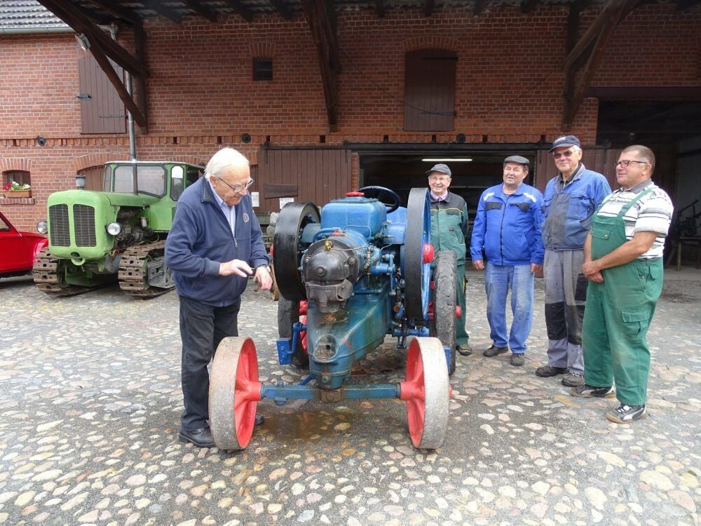 Die Dienstagschrauber pflegen die historische Technik im Bauernmuseums. Hier das wertvollste Stück der Sammlung, der Lanz, Baujahr 1923