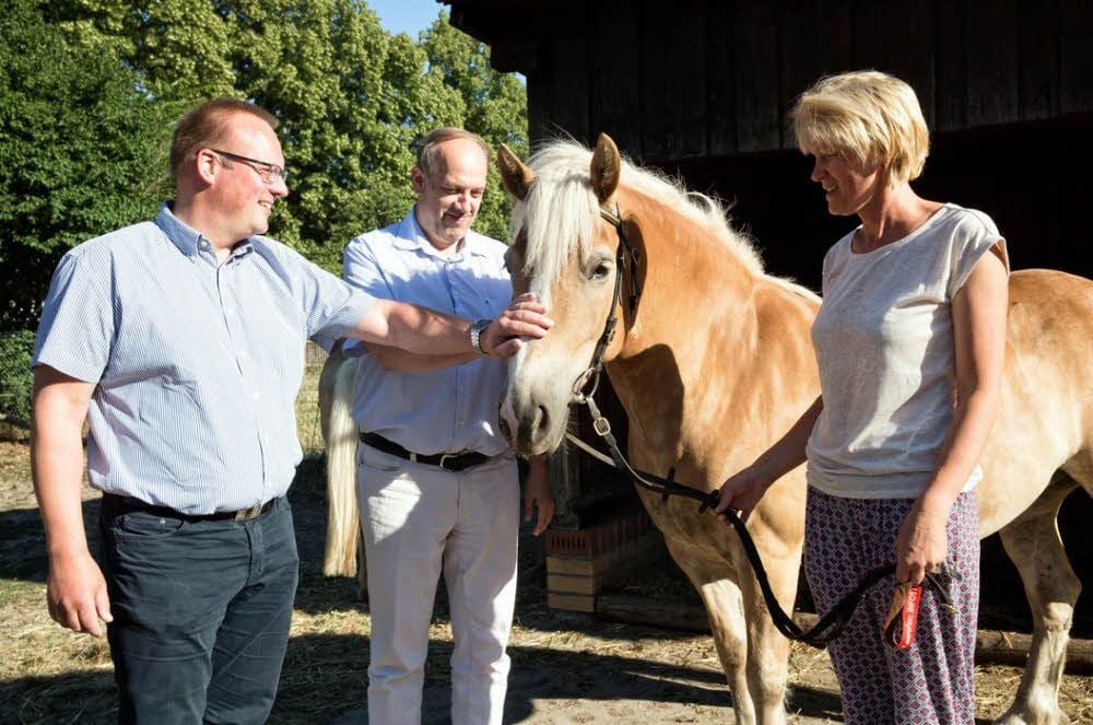 Spender Mark Sembach (l.), Diest-Hof-Leiter Andreas Gebhardt und Mitarbeiterin Jeanette Richter freuen sich über den Zuwachs im Pferdestall.