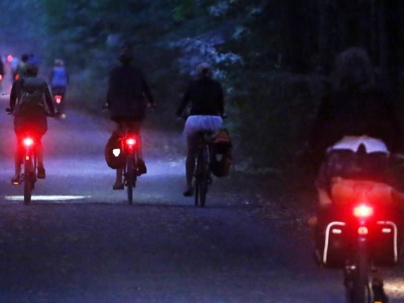 Rotes Licht hinten, weißes Licht vorn - so werden Radfahrer in der Dunkelheit am besten wahrgenommen. Foto: Jan Woitas