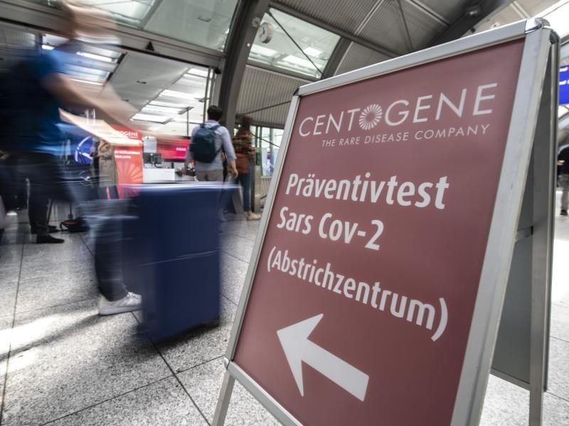 Passagiere gehen am Flughafen Frankfurt am „Flughafen-Corona-Test”-Zentrum vorbei. Foto: Boris Roessler/dpa/Archivbild