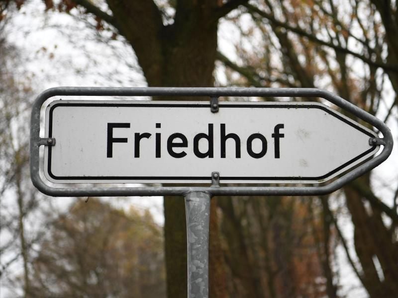 "Friedhof" steht auf einem Wegweiser. Foto: Carmen Jaspersen/Archiv