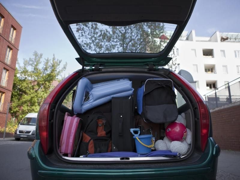 Bei der Fahrt in den Urlaub dürfen Fahrer das Auto nicht einfach vollstopfen - ungesichertes Gepäck kann sonst bei Unfällen schlimme Folgen haben. Foto: Silvia Marks/dpa-tmn