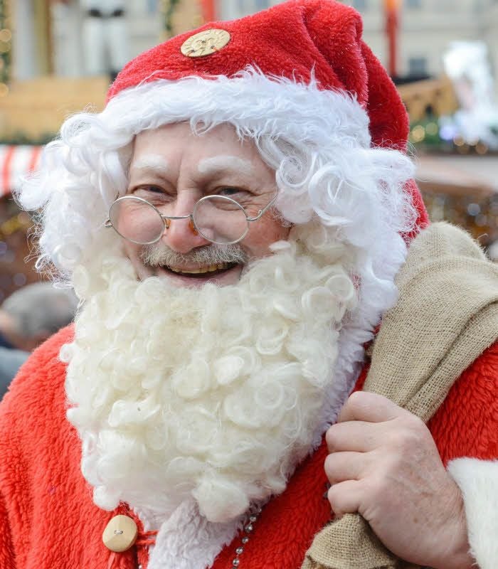 Roter Mantel und Rauschebart Peter Dühring ist der Weihnachtsmann. Der echte!