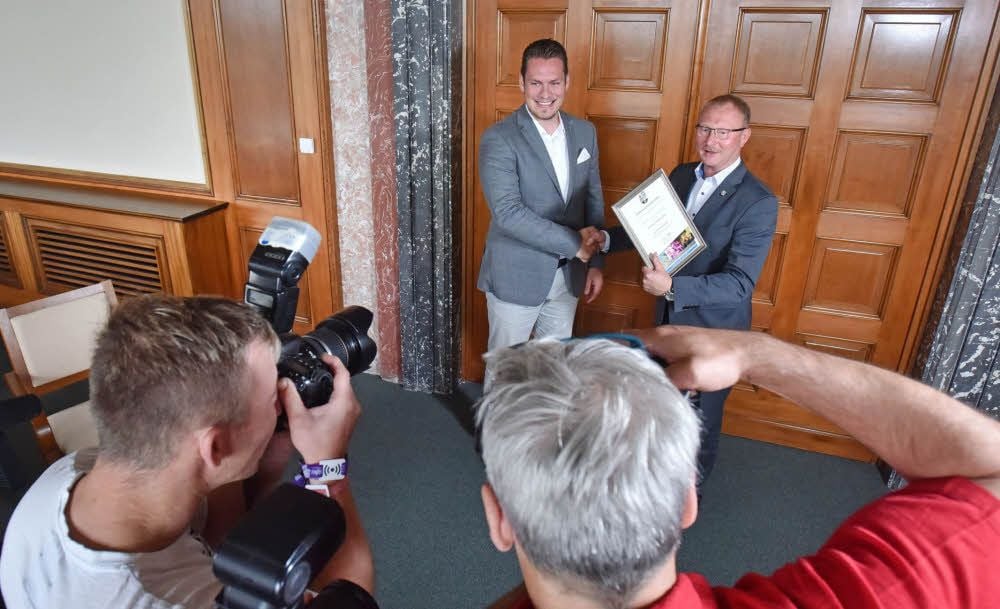 Bastian Thomas Kohl wird von Armin Schenk zum Kulturbotschafter von Bitterfeld-Wolfen ernannt. Dafür gibt es extra eine Urkunde im Rathaus.