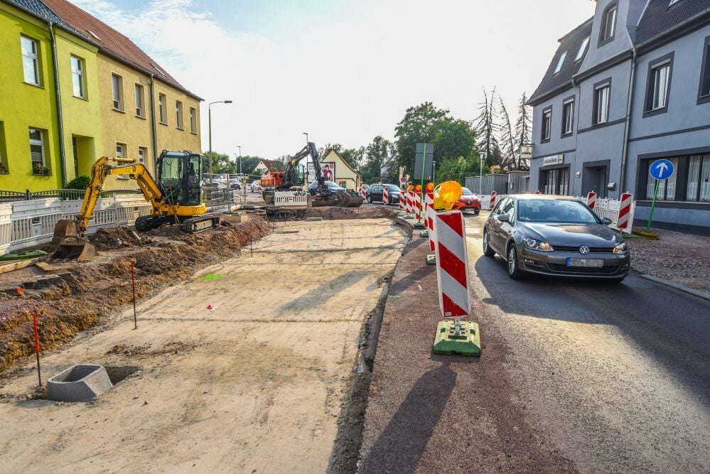 Halbseitig wandert die Baustelle über die Bundesstraße.